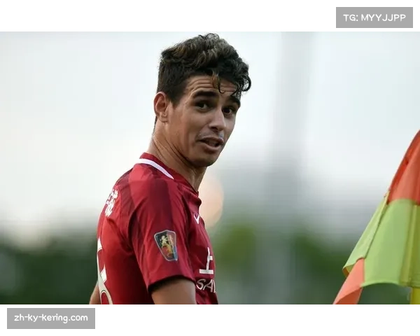 【2026年4月中超联赛·人物·特写特写：奥斯卡完成职业生涯第150次中超助攻，独自凝视纪念球衣